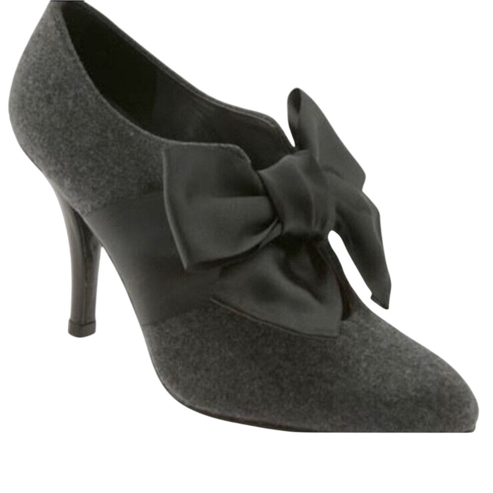Stuart Weitzman 'Bouffant' Gray Flannel Satin Bow High Heeled Bootie Sz 8